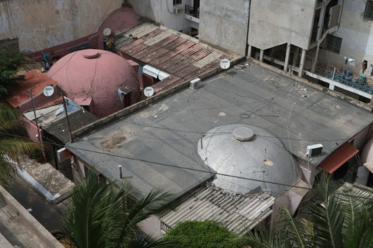 Des maisons-bulles enserrées dans leurs extensions à Ouakam, une banlieue de Dakar, le 27 août 2025 ( AFP / SEYLLOU )