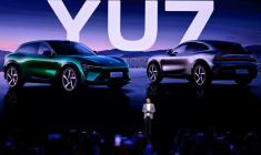 Lei Jun, président-directeur général de la société chinoise d'électronique Xiaomi, présente la voiture Xiaomi YU7 lors d'une cérémonie de lancement à Pékin le 26 juin 2025 ( AFP / WANG Zhao )
