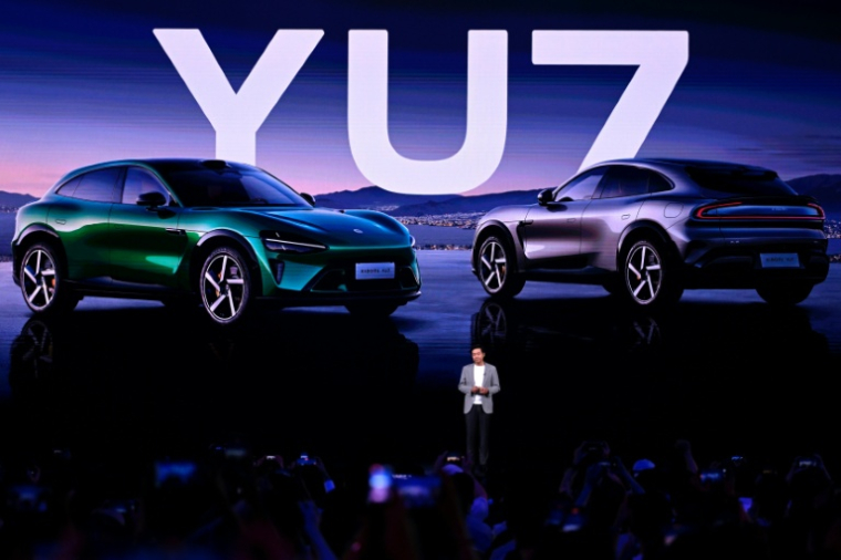 Lei Jun, président-directeur général de la société chinoise d'électronique Xiaomi, présente la voiture Xiaomi YU7 lors d'une cérémonie de lancement à Pékin le 26 juin 2025 ( AFP / WANG Zhao )