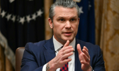Le ministre américain de la Défense Pete Hegseth, le 2 décembre 2025 à Washington  ( AFP / ANDREW CABALLERO-REYNOLDS )