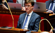 Le député Renaissance Sacha Houlié, président de la Commission des lois de l'Assemblée nationale, lors d'un débat sur le projet de loi immigration, à l'Assemblée à Paris le 19 décembre 2023.  ( AFP / LUDOVIC MARIN )