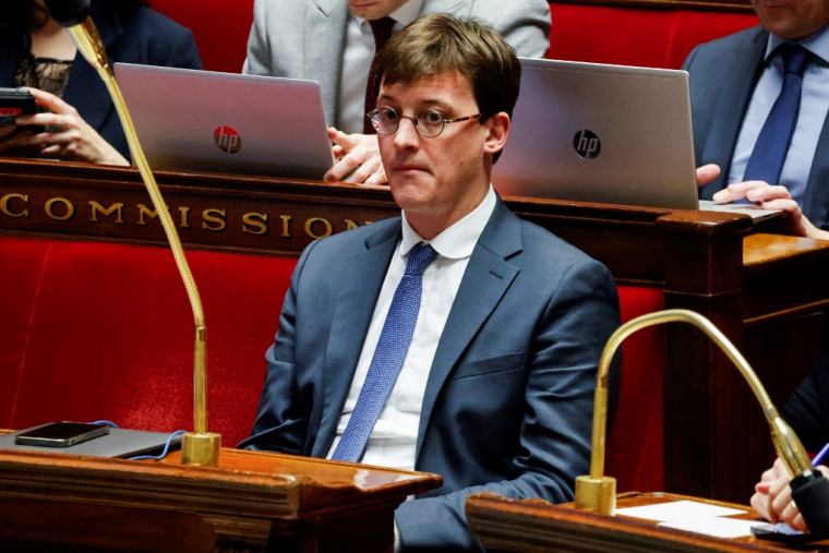 Le député Renaissance Sacha Houlié, président de la Commission des lois de l'Assemblée nationale, lors d'un débat sur le projet de loi immigration, à l'Assemblée à Paris le 19 décembre 2023.  ( AFP / LUDOVIC MARIN )