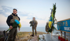 Le président ukrainien Volodimir Zelensky rend hommage aux défenseurs du pays tombés au combat