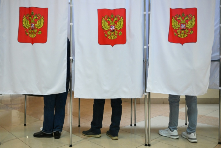 Des électeurs votent lors des législatives russes dans un bureau de vote de Klimovsk, un microdistrict de la ville de Podolsk, dans la région de Moscou, le 19 septembre 2026 ( AFP / Igor IVANKO )