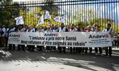 Des victimes de l'amiante manifestent  à l'occasion d'une marche blanche des professionnels de santé, le 4 octobre 2025 à Paris  ( AFP / Anna KURTH )