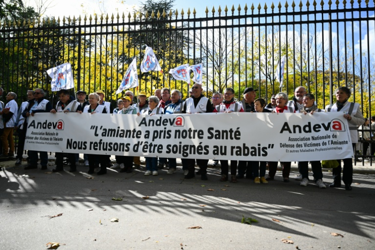 Des victimes de l'amiante manifestent  à l'occasion d'une marche blanche des professionnels de santé, le 4 octobre 2025 à Paris  ( AFP / Anna KURTH )