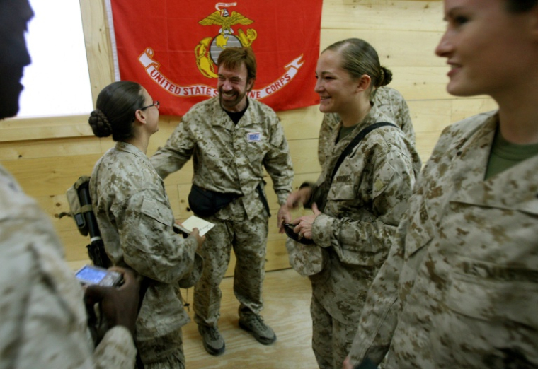 Chuck Norris à la rencontre de soldats, marins et Marines américains sur la base d'Al-Asad, en Irak, le 31 octobre 2006 ( USMC / Jim GOODWIN )