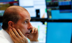 Un trader travaille à la bourse de Francfort