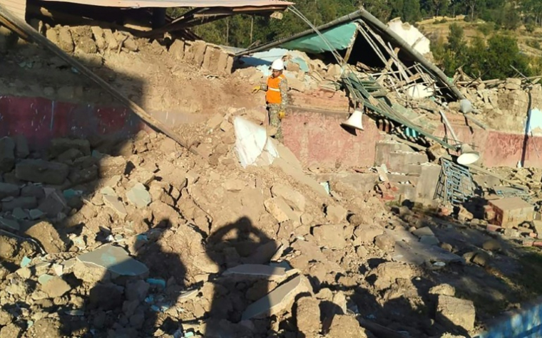 Photo publiée par le ministère péruvien de la Défense montrant des maisons effondrées à la périphérie de Huancayo, à environ 300 km à l'est de Lima, au Pérou, le 19 juillet 2026, à la suite d'un séisme de magnitude 5,1 ( Peruvian Ministry of Defense / Handout )