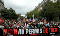 Des manifestants contre la proposition de loi sur la présomption d'usage légitime des armes par les forces de l'ordre, à Paris le 20 septembre 2026 ( AFP / GEOFFROY VAN DER HASSELT )