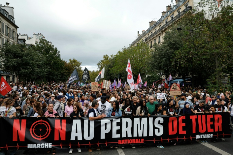 Des manifestants contre la proposition de loi sur la présomption d'usage légitime des armes par les forces de l'ordre, à Paris le 20 septembre 2026 ( AFP / GEOFFROY VAN DER HASSELT )