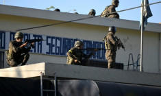 Des soldats prennent position lors de l'opération qui a permis la libération d'otages détenus par des membres de gangs, à la prison de haute sécurité Renovación I, à Escuintla, au Guatemala, le 18 janvier 2016 ( AFP / JOHAN ORDONEZ )