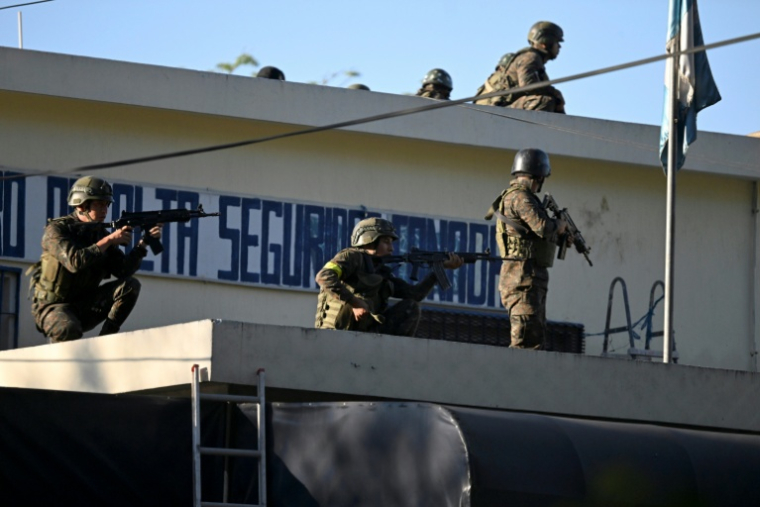 Des soldats prennent position lors de l'opération qui a permis la libération d'otages détenus par des membres de gangs, à la prison de haute sécurité Renovación I, à Escuintla, au Guatemala, le 18 janvier 2016 ( AFP / JOHAN ORDONEZ )