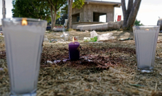 Des bougies et des traces de sang sur le terrain de football où au moins 11 personnes ont été tuées elors d’une attaque armée à Salamanca, dans l’Etat de Guanajuato, au Mexique, le 26 janvier 2026 ( AFP / Mario Armas )