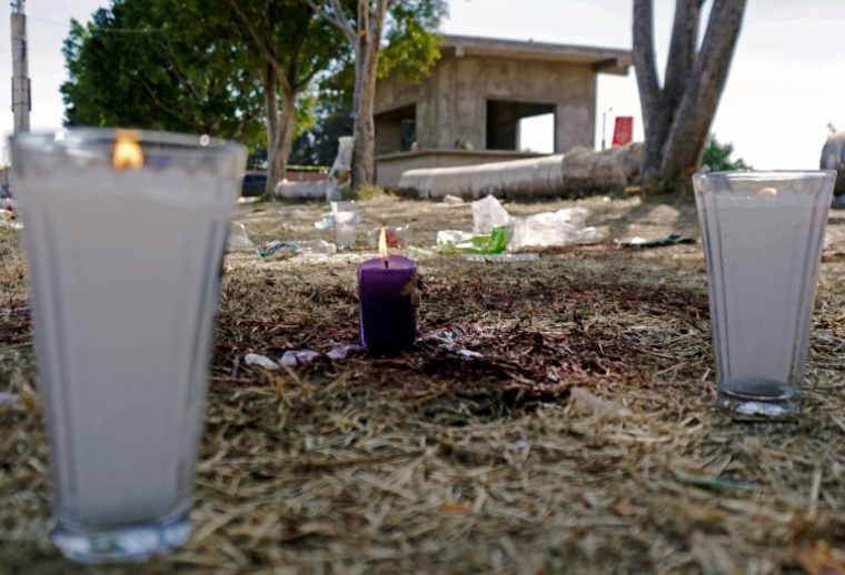 Des bougies et des traces de sang sur le terrain de football où au moins 11 personnes ont été tuées elors d’une attaque armée à Salamanca, dans l’Etat de Guanajuato, au Mexique, le 26 janvier 2026 ( AFP / Mario Armas )