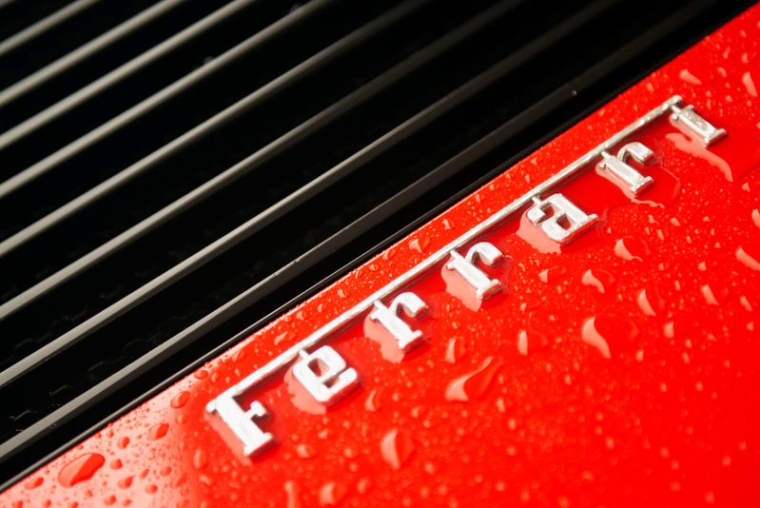 FERRARI DÉÇOIT AVEC LE MAINTIEN DE SES PRÉVISIONS POUR 2021