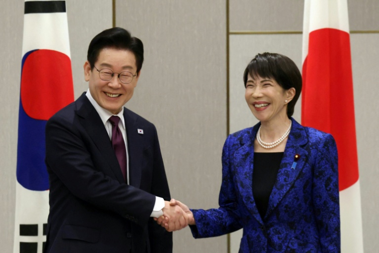 Le président sud-coréen Lee Jae Myung et la Première ministre japonaise Sanae Takaichi lors d'une rencontre à Nara, au Japon, le 13 janvier 2026 ( POOL / Issei Kato )