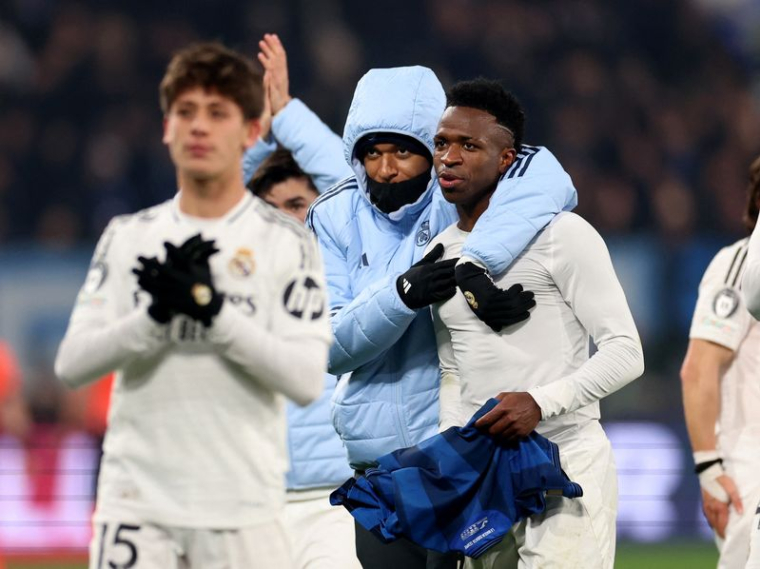 Ligue des champions - Atalanta contre Real Madrid - Stade Gewiss, Bergame, Italie - Kylian Mbappé du Real Madrid célèbre avec Vinicius Junior après le match