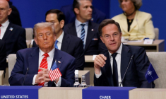 Le président américain Donald Trump (g) et le secrétaire général de l'Otan Mark Rutte à l'ouverture du sommet de l'Otan, le 25 juin 2025 à La Haye, aux Pays-Bas ( AFP / Ludovic MARIN )