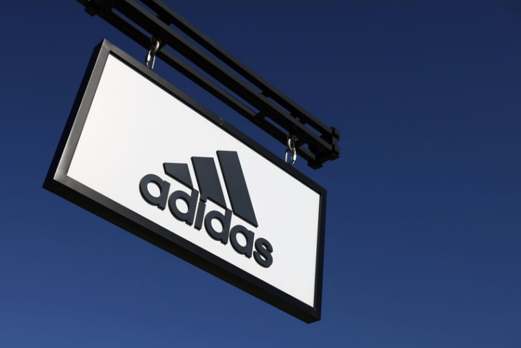 Photo d'archives: Enseigne Adidas sur le magasin Woodbury Common Premium Outlets à Central Valley, New York, États-Unis