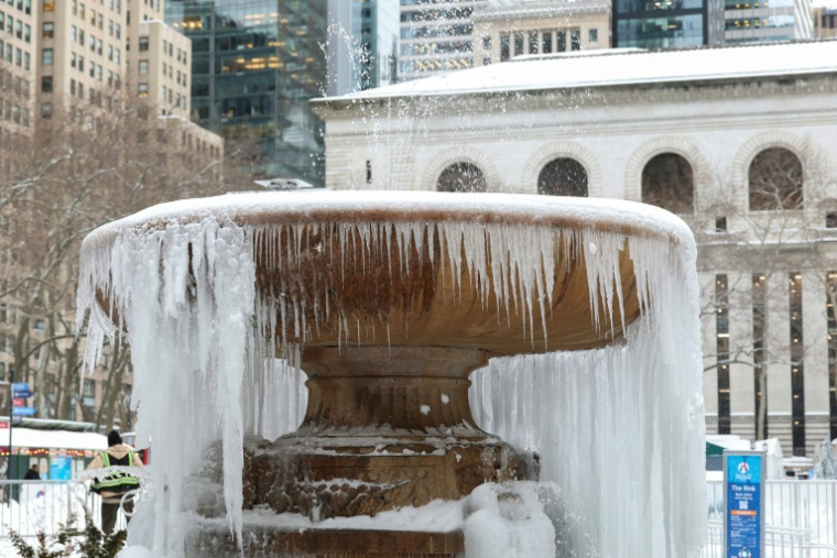 Une fontaine gelée au parc Bryant, dans le quartier de Manhattan à New York, le 26 janvier 2026 ( AFP / TIMOTHY A.CLARY )