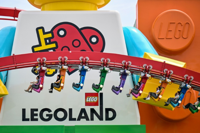 Des visiteurs dans le parc Legoland de Shanghai, le 5 juillet 2025 ( AFP / Hector RETAMAL )