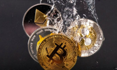 Photo d'illustration d'archives de jetons représentant les réseaux de crypto-monnaies Bitcoin, Ethereum, Dogecoin et Ripple