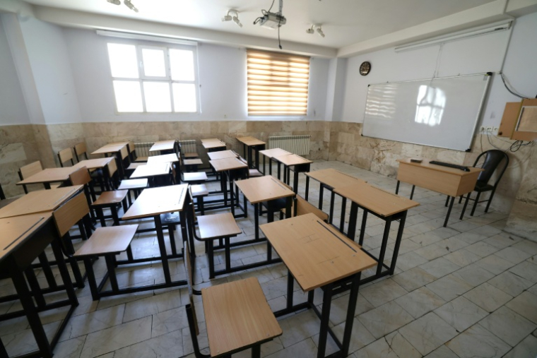 Une salle de cours vide à Téhéran, le 11 mai 2026 en Iran ( AFP / ATTA KENARE )