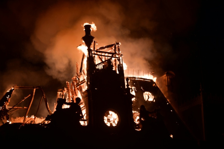 L'hôtel de ville de Limoges ravagé par les flammes, le 17 octobre 2026 ( AFP / Pascal LACHENAUD )