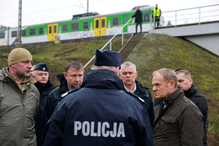 Le Premier ministre polonais Donald Tusk visite le site d'une explosion sur la voie ferrée de la ligne Varsovie-Lublin à Mika