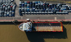 Vue aérienne de nouvelles voitures du groupe Volkswagen prêtes à être expédiées près de l’usine Volkswagen d’Emden, dans le nord-ouest de l’Allemagne, le 23 avril 2026 ( AFP / Ina FASSBENDER )