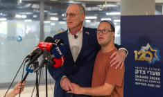 L'ambassadeur d'Israël aux Etats-Unis Yechiel Leiter avec son fils Noam à l'hôpital Shaarai Tzedek de Jérusalem, après avoir été au chevet de son autre fils Neria, soldat blessé mercredi en Cisjordanie, le 24 septembre 2026   ( AFP / Ilia YEFIMOVICH )