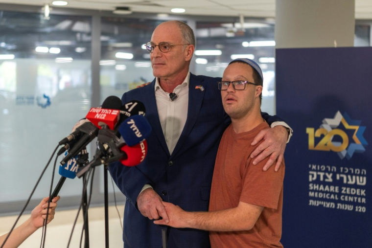 L'ambassadeur d'Israël aux Etats-Unis Yechiel Leiter avec son fils Noam à l'hôpital Shaarai Tzedek de Jérusalem, après avoir été au chevet de son autre fils Neria, soldat blessé mercredi en Cisjordanie, le 24 septembre 2026   ( AFP / Ilia YEFIMOVICH )
