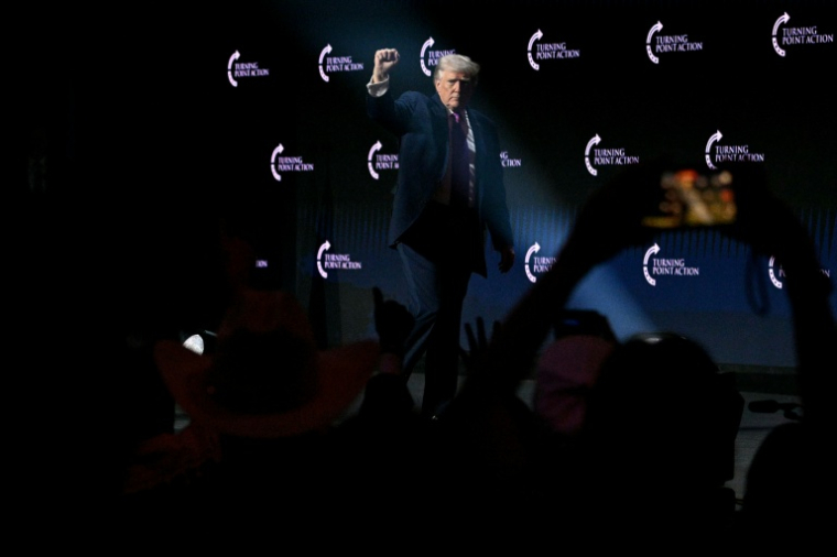 Le président américain Donald Trump quitte la scène après un discours, le 17 avril 2026 à Phoenix en Arizona ( AFP / Jim WATSON )