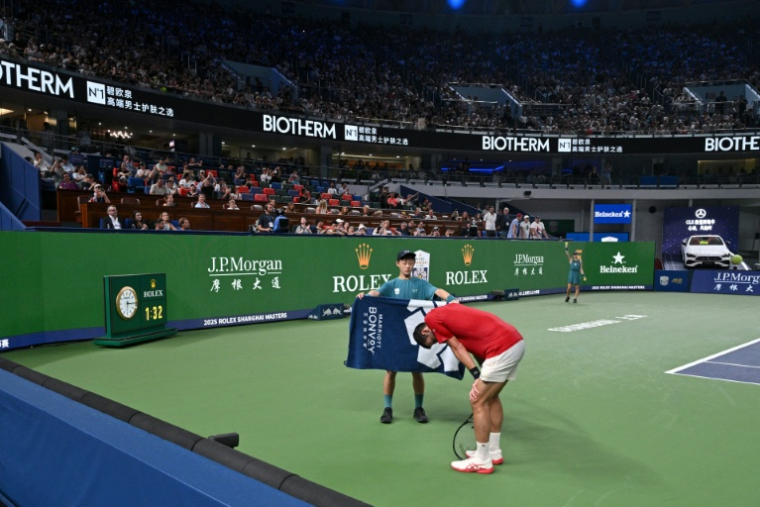 Novak Djokovic en difficulté lors de la demi-finale du Masters 1000 de Shanghai contre le Monégasque Valentin Vacherot, le 11 octobre 2025 ( AFP / Hector RETAMAL )