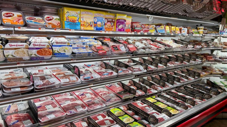 Des produits sont exposés dans une épicerie à Manhattan, New York