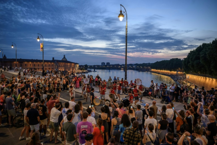 Des gens rassemblés pour la Fête de la musique, le 21 juin 2025 à Toulouse ( AFP / Ed JONES )