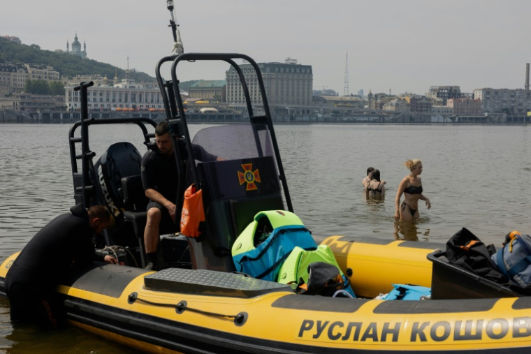 Des secouristes conduisent une démonstration contre les risques de noyade sur une plage de Kiev, en Ukraine, le 29 juin 2026. ( AFP / Tetiana DZHAFAROVA )