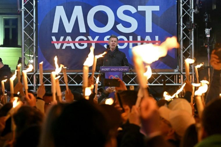 Peter Magyar à un meeting du parti Tisza le 9 avril 2026 à Györ, en Hongrie ( AFP / Attila KISBENEDEK )