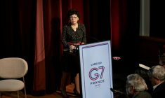 La ministre française de la Transition écologique Monique Barbut ouvre une conférence internationale sur le climat dans le cadre de la présidence française du G7, le 4 mai 2026 à Paris ( AFP / STEPHANE DE SAKUTIN )