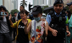 Medina Chow Lau Wah-chun, mère de l'ancienne dirigeante de l'Alliance de Hong Kong Chow Hang-tung, quitte le tribunal de première instance de West Kowloon