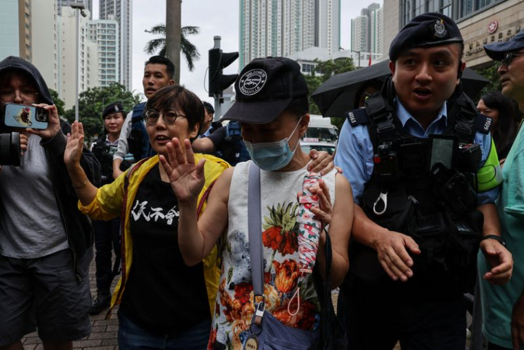 Medina Chow Lau Wah-chun, mère de l'ancienne dirigeante de l'Alliance de Hong Kong Chow Hang-tung, quitte le tribunal de première instance de West Kowloon