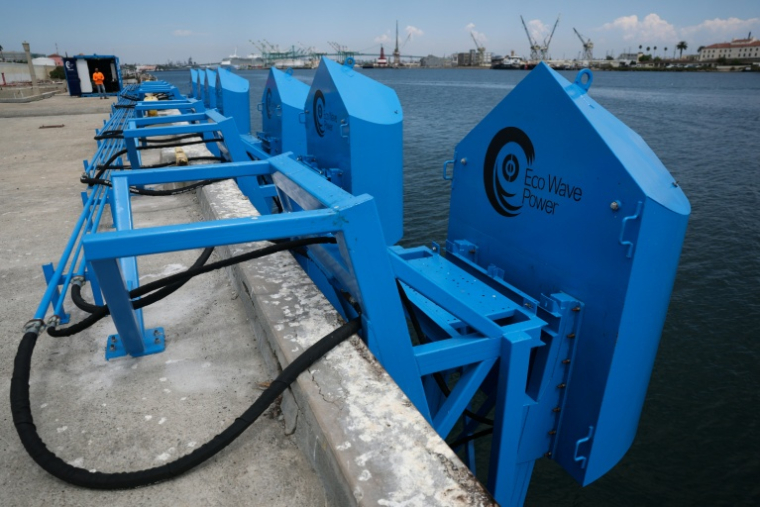 Le logo d'Eco Wave Power au port de Los Angeles à San Pedro, Californie le 26 août 2025 ( AFP / Patrick T. Fallon )