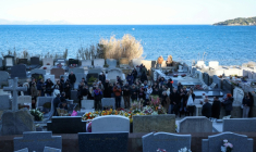 Des personnes réunies autour de la tombe de Brigitte Bardot dans le cimetière marin de Saint-Tropez, dans le Var, le 7 janvier 2026 ( AFP / Valery HACHE )