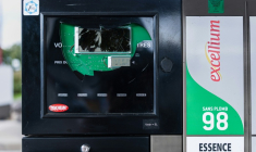 Face à la baisse des ventes liée à la flambée des prix du carburants, ou aux incivilités d'automobilistes sur les nerfs, de plus en plus de gérants de stations-service se posent la question de jeter l'éponge ( AFP / Sameer Al-DOUMY )