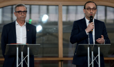 Pierre Hurmic, à gauche, avec à sa droite Thomas Cazenave, lors d'un débat le 26 février 2026, à Bordeaux ( AFP / ROMAIN PERROCHEAU )