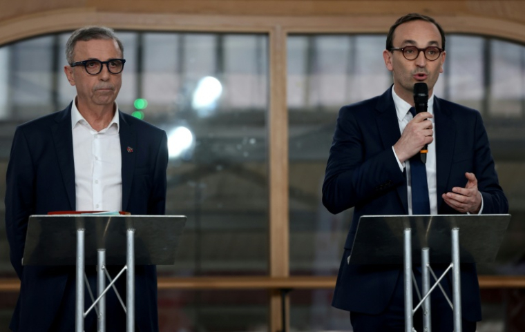 Pierre Hurmic (g) et Thomas Cazenave, lors d'un débat le 26 février 2026, à Bordeaux ( AFP / ROMAIN PERROCHEAU )