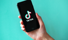 Un enfant sur deux âgé de 11-12 ans possède un compte TikTok dans l'hexagone selon l'Arcom. (crédit : Adobe Stock)