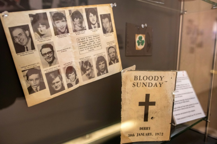 Des photos des victimes du "Bloody Sunday" exposées au musée de Derry, le 18 janvier 2022 en Irlande du Nord ( AFP / Paul FAITH )