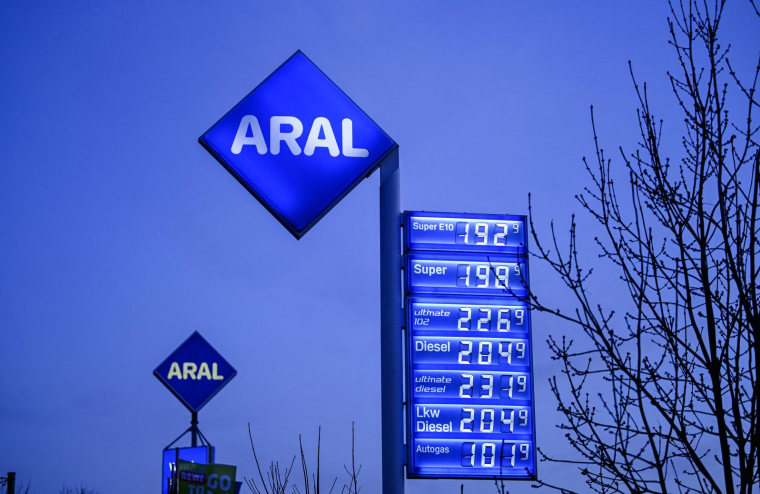 Un panneau lumineux affiche les prix des carburants dans une station-service Aral à Bochum, dans l’ouest de l’Allemagne, le 4 mars 2026. ( AFP / INA FASSBENDER )